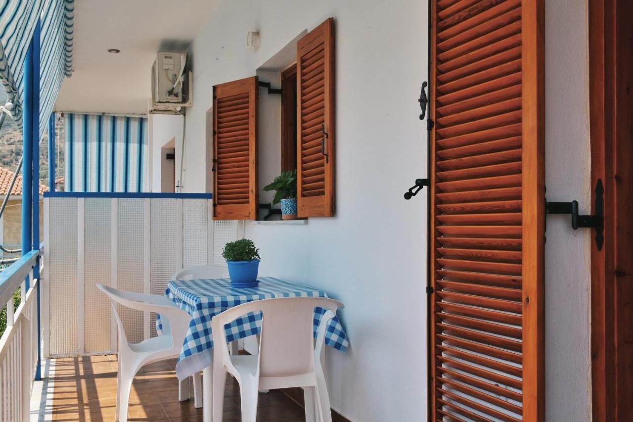 Seaview- 2 Space - Selfcatering Apartment - Helen No 3 Xiropigado Exterior foto